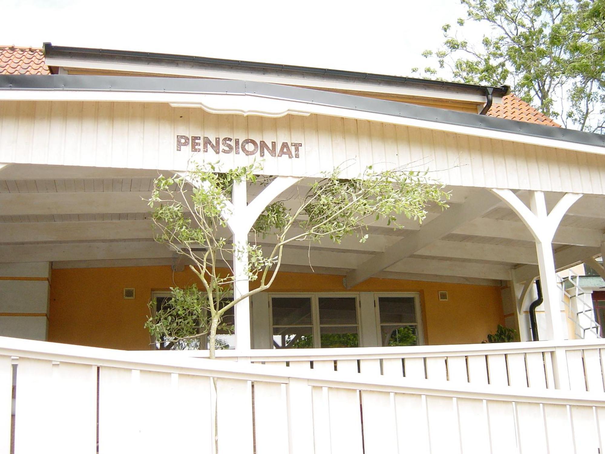 Onkel Enkels Pensionat Tomelilla Exterior photo